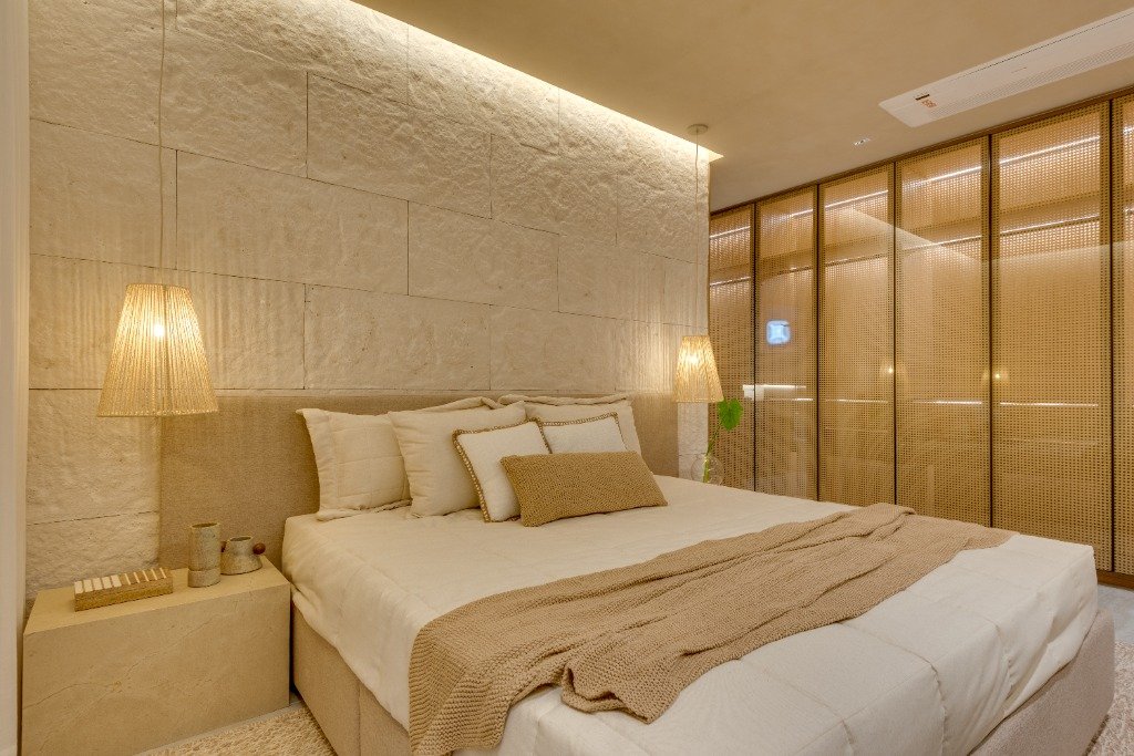 Suíte Master de Casal com Parede de Pedra Natural Iluminada e Cama King Le Blu Consciente Setor Marista Goiânia